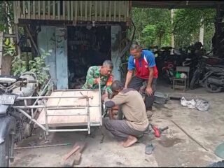 Babinsa Cot Abeuk Bantu Perbaiki Becak Motor, Hadir Dukung Usaha Warga