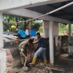 Babinsa Jaboi Bantu Warga Bangun Rumah, Hadir Nyata di Tengah Masyarakat