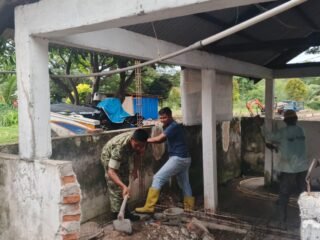 Babinsa Jaboi Bantu Warga Bangun Rumah, Hadir Nyata di Tengah Masyarakat