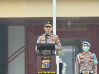 Kapolres Kuansing Pimpin Apel Siaga Dua Tahun Pemerintahan Prabowo-Gibran, Tekankan Kesiapsiagaan Personel