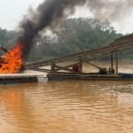 Polsek Cerenti Tertibkan Aktivitas PETI Di Sungai Batang Kuantan, Dua Rakit Dimusnahkan
