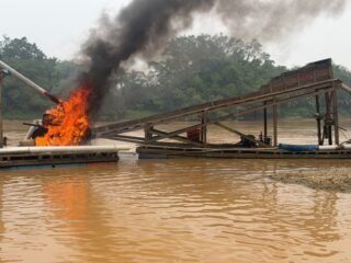 Polsek Cerenti Tertibkan Aktivitas PETI Di Sungai Batang Kuantan, Dua Rakit Dimusnahkan