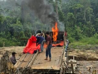 Polsek Kuantan Mudik Tertibkan Dua Rakit PETI Di Sekitar Venue Dayung Kebun Nopi