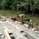 Tahap Demi Tahap, Babinsa dan Warga Terus Kejar Target Pengerjaan Pembangunan Jembatan Beton Jaboi