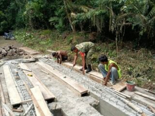 Tahap Demi Tahap, Babinsa dan Warga Terus Kejar Target Pengerjaan Pembangunan Jembatan Beton Jaboi