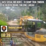Aksi Sosial Patut Diacungi Jempol! Mr Boris Kerahkan 10 Dump Truk Sirtu Timbun Jalan Berlubang di Tanjung Labuah Sumpur Kudus.
