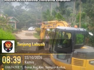 Aksi Sosial Patut Diacungi Jempol! Mr Boris Kerahkan 10 Dump Truk Sirtu Timbun Jalan Berlubang di Tanjung Labuah Sumpur Kudus.