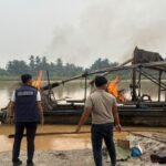 Polsek Pangean Tindak Lanjuti Aduan Masyarakat, Dua Rakit PETI Di Sungai Kuantan Dimusnahkan