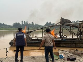 Polsek Pangean Tindak Lanjuti Aduan Masyarakat, Dua Rakit PETI Di Sungai Kuantan Dimusnahkan
