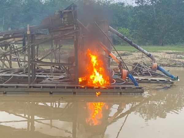 Polres Kuansing Tindak Aktivitas PETI Di Pulau Beralo, Tiga Unit Rakit Dimusnahkan