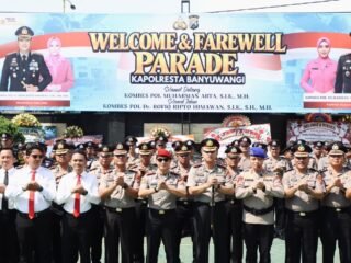 Suasana Haru Warnai Pelepasan Kombes Pol Rofiq Ripto Himawan dan Penyambutan Kombes Pol Muharman Arta sebagai Kapolresta Banyuwangi*