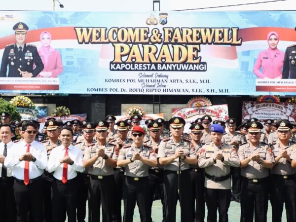 Suasana Haru Warnai Pelepasan Kombes Pol Rofiq Ripto Himawan dan Penyambutan Kombes Pol Muharman Arta sebagai Kapolresta Banyuwangi*