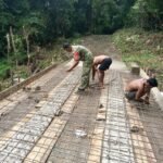 Kejar Target Penyelesaian Pembangunan Jembatan, Babinsa dan Warga Jaboi Pastikan Program Berjalan Sesuai Rencana