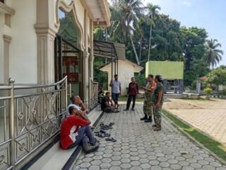 Sosialisasi Rekrutmen TNI AD di Meunasah Ar‑raniry, Babinsa Aneuk Laot Berikan Informasi kepada Warga