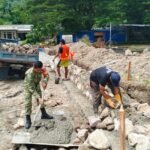 Babinsa Jaboi Pantau Pembangunan Kampung Nelayan, Dukung Kelancaran Program Strategis Nasional
