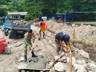 Babinsa Jaboi Pantau Pembangunan Kampung Nelayan, Dukung Kelancaran Program Strategis Nasional