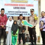 Kapolres Kuansing Serahkan Kunci Rumah Layak Huni Dan Sembako Kepada Warga Sitorajo Kari