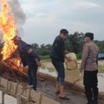 Polsek Kuantan Mudik Tertibkan Empat Rakit Peti Di Batang Nike Pinang Merah Desa Pantai