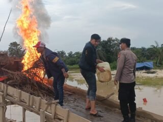 Polsek Kuantan Mudik Tertibkan Empat Rakit Peti Di Batang Nike Pinang Merah Desa Pantai