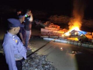Tindak Tegas Aktivitas PETI, Polsek Kuantan Tengah Musnahkan Tiga Unit Mesin Stingkai Di Pulau Kopung Sentajo