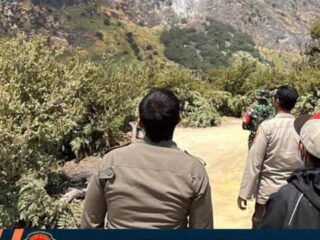 ​Waspada Api dari Bondowoso, Polsek Licin dan Lintas Sektoral Bersiaga di Jalur Rawan Gunung Rante