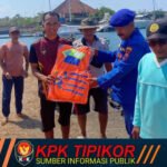 Keselamatan Nelayan Jadi Prioritas, Satpolairud Polresta Banyuwangi Bagikan Life Jacket