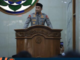 Kapolri Laksanakan Sholat Jumat di Mabes Polri, Ingatkan Jamaah Jaga Kerendahan Hati