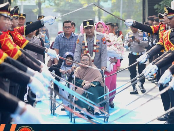 Headline: Momen Haru Kapolda Jatim Baru Sungkem Ibunda, Janji Buka Ruang Kritik bagi Masyarakat