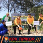 Mengusung Semangat 'Jogo Omah', Polresta dan Warga Tuban Rawat Pesisir Jenu