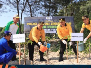 Mengusung Semangat 'Jogo Omah', Polresta dan Warga Tuban Rawat Pesisir Jenu