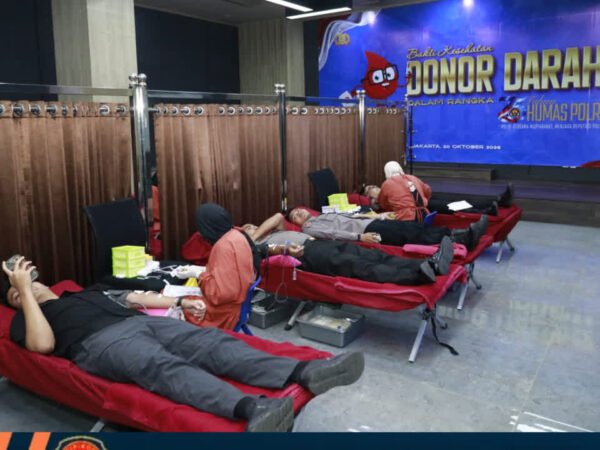 Sinergi Kemanusiaan di Usia ke-75 Humas Polri: Saat Polisi dan Jurnalis Donor Darah Bersama