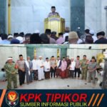 Kapolda Jatim Minta Maaf Terbuka dan Buka Pintu Kritik Terkait Kinerja Pelayanan Polri ​SURABAYA — Kepala Kepolisian Daerah Jawa Timur Irjen Pol Dekananto Eko Purwono menyampaikan permohonan maaf secara terbuka kepada masyarakat atas tindakan atau pelayanan jajarannya yang dinilai masih kurang berkenan di lapangan. Pernyataan tersebut disampaikan saat menghadiri agenda Jumat Keliling di Masjid Baitussalam, Jambangan, Surabaya, Jumat (30/10/2026). ​Sikap akuntabel ini ditegaskan Kapolda Jatim di hadapan jemaah Salat Jumat sebagai bagian dari evaluasi internal dan implementasi program 'Polisi Bersama Masyarakat'. Pihaknya menekankan komitmen untuk terus mereformasi kultur pelayanan di jajaran Polda Jatim agar lebih transparan dan berorientasi pada kepentingan publik. ​"Silakan masukan dan kritik disampaikan melalui Bhabinkamtibmas maupun Kapolsek. Saya sudah menekankan kepada seluruh anggota agar tidak mengambil hak masyarakat dalam bentuk apa pun. Berikan pelayanan dengan tulus, tanpa pamrih, dan jangan sampai ada anggota yang melakukan pemerasan, penipuan, atau tindakan yang menyakiti hati masyarakat," tegas Dekananto. ​Langkah transparansi ini dinilai penting untuk mengembalikan dan memperkuat kepercayaan masyarakat terhadap institusi kepolisian. Selain menyoroti integritas jajaran internal, Kapolda Jatim turut menyoroti ancaman serius yang membayangi generasi muda di Jawa Timur. ​Maraknya insiden tawuran pelajar, perundungan di lingkungan sekolah, serta bahaya penyalahgunaan narkoba menjadi perhatian utama pihak kepolisian. Dekananto mengingatkan pentingnya peran orang tua dalam memberikan pengawasan dan perhatian kasih sayang di rumah, yang sering kali menjadi akar penyebab anak terjerumus ke dalam pergaulan negatif. ​Guna menangkal potensi kriminalitas yang melibatkan anak di bawah umur, Polda Jatim kini menggencarkan program Polisi Jogo Sekolah. Melalui skema ini, petugas kepolisian diturunkan untuk berkolaborasi dengan pihak sekolah, wali kelas, dan instansi terkait untuk memberikan edukasi serta pencegahan dini. ​Melalui perpaduan antara keterbukaan menerima kritik internal dan langkah proaktif menjaga keamanan lingkungan, Polda Jatim berharap sinergi antara kepolisian, ulama, dan masyarakat dapat terus terjalin secara berkelanjutan demi mewujudkan Jawa Timur yang aman dan harmonis.