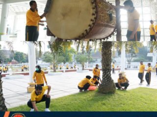 Menyemai Kepedulian Lingkungan lewat Green Policing: Polres Kediri Bersihkan Area Masjid An-Nur